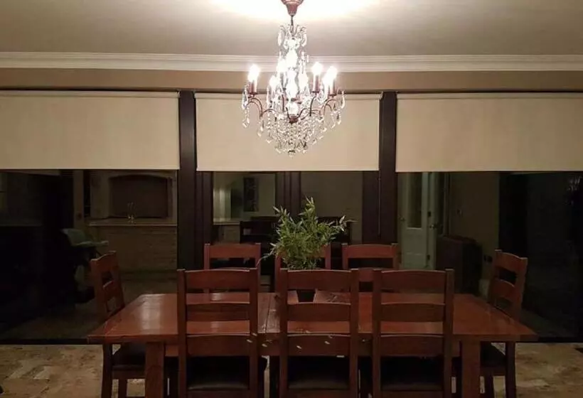 １ベッドルームハウス, Charlemont House