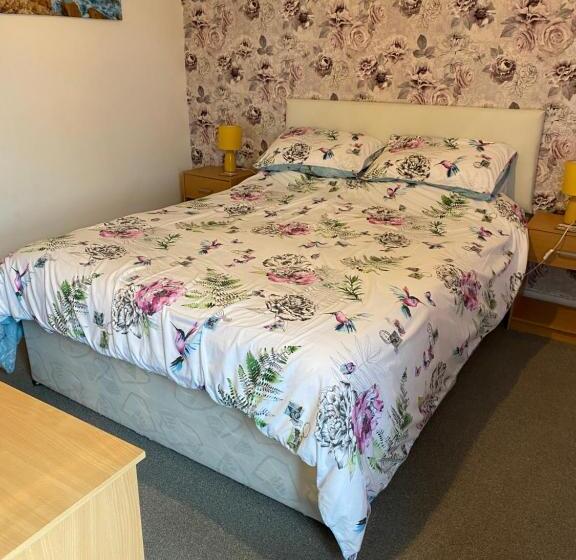 スタンダードルーム, The Rosefield