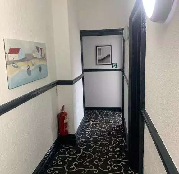バス共有のスタンダードルーム, Trinity Guest House