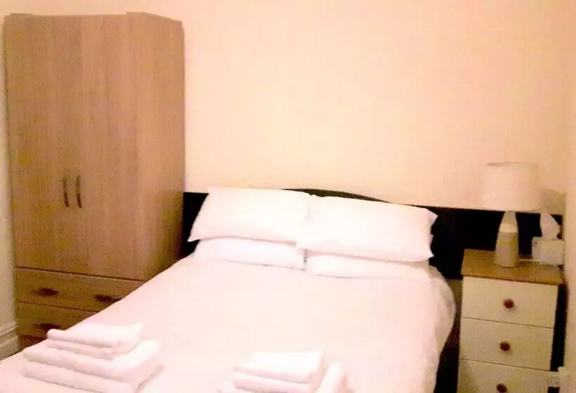 バス共有のスタンダードルーム, Trinity Guest House