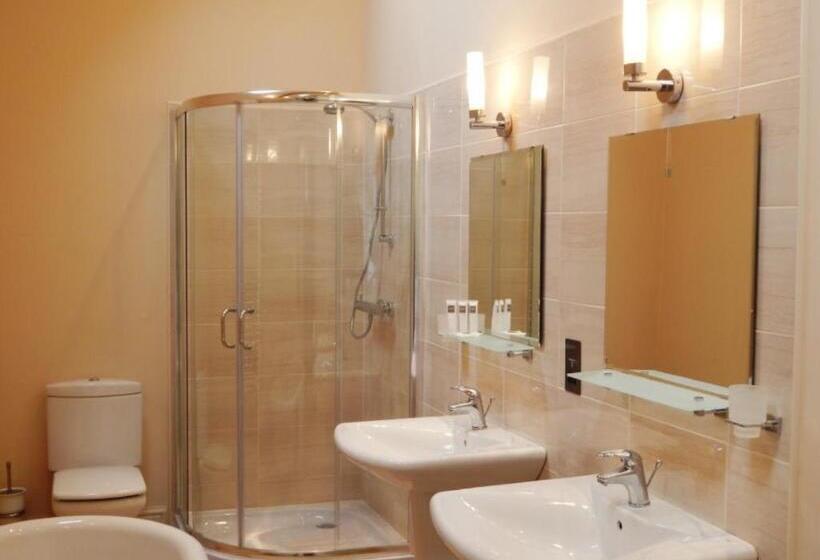 Family Suite, Westgate Manor