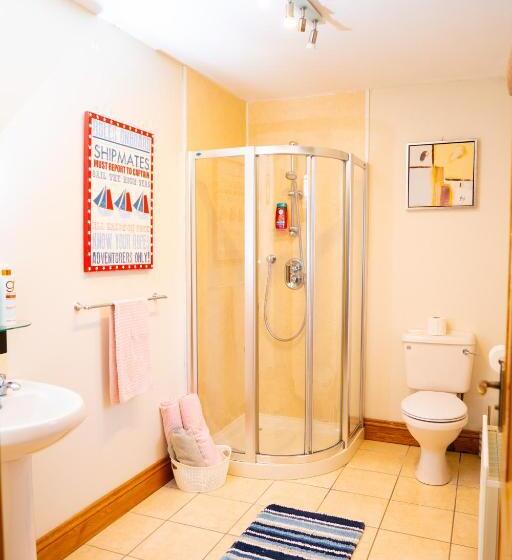 غرفة عائلية, Carnately Lodge