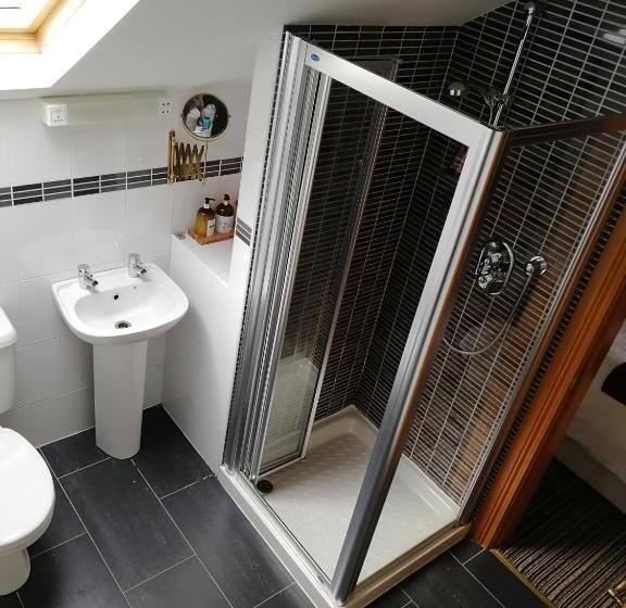 غرفة قياسية ثلاثية, Carnately Lodge