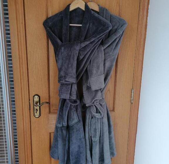 غرفة قياسية ثلاثية, Carnately Lodge