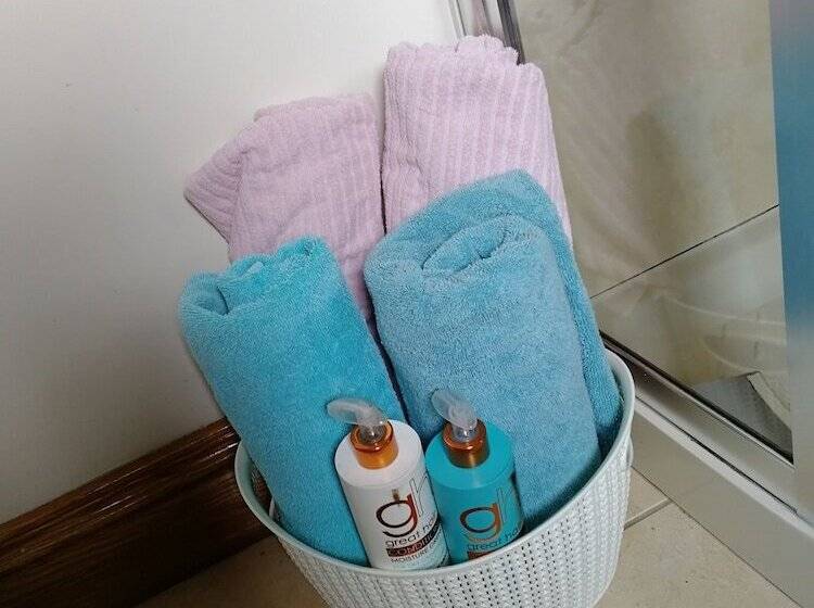 غرفة عائلية, Carnately Lodge