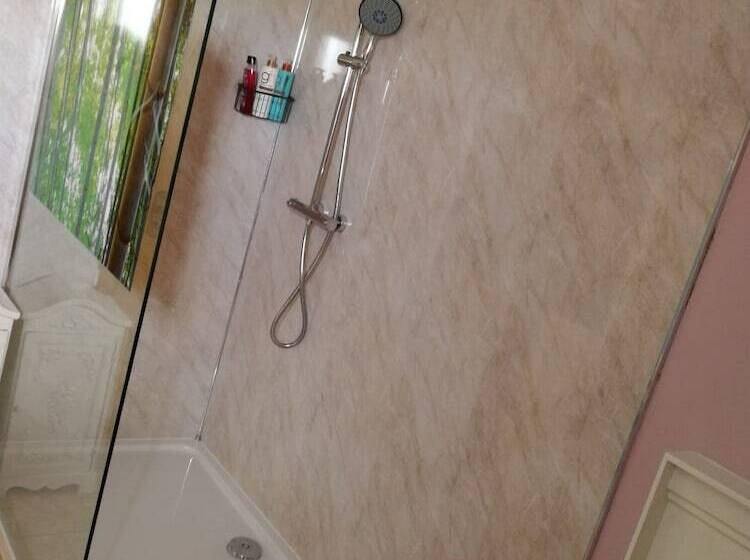 غرفة عائلية, Carnately Lodge