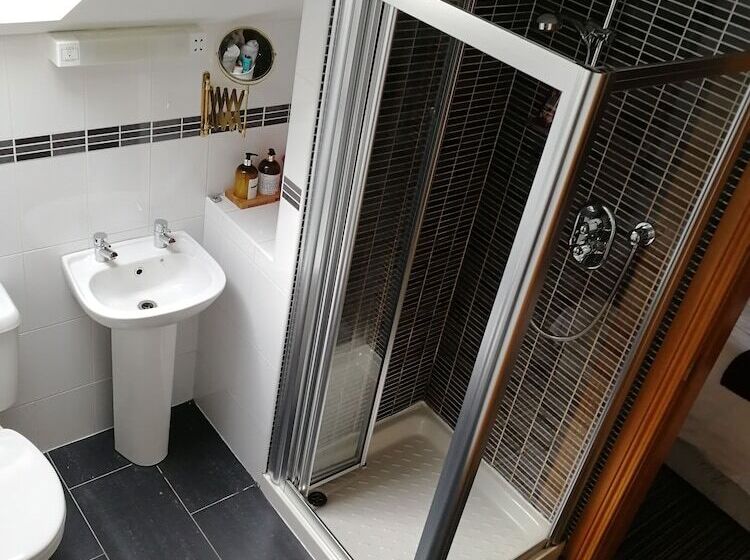 غرفة عائلية, Carnately Lodge