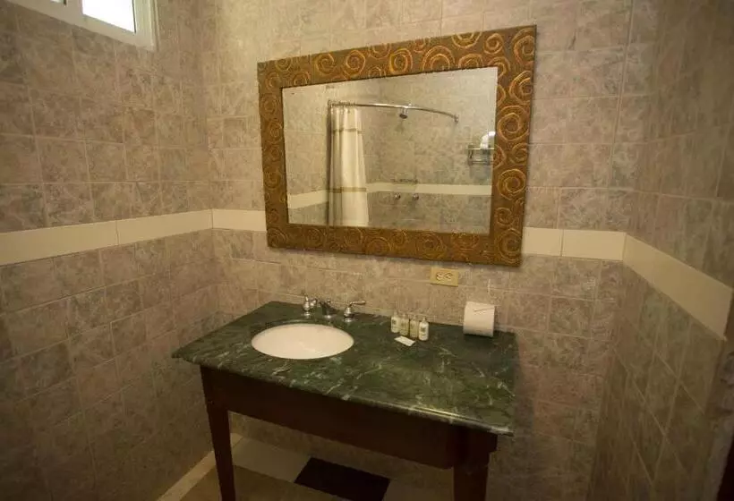 اتاق لوکس سه تخته, Auberge Villa Cana