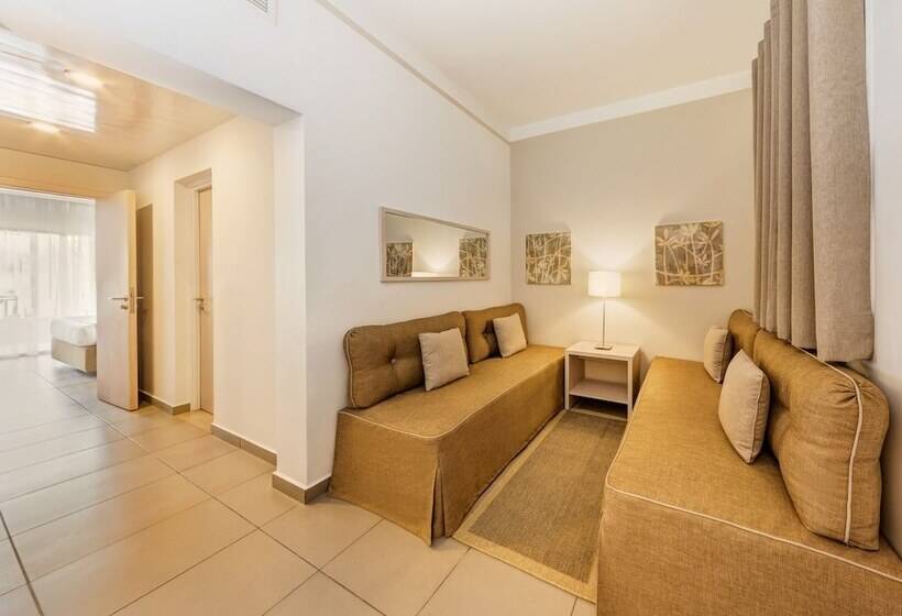 اتاق خانوادگی, Jaz Aquaviva