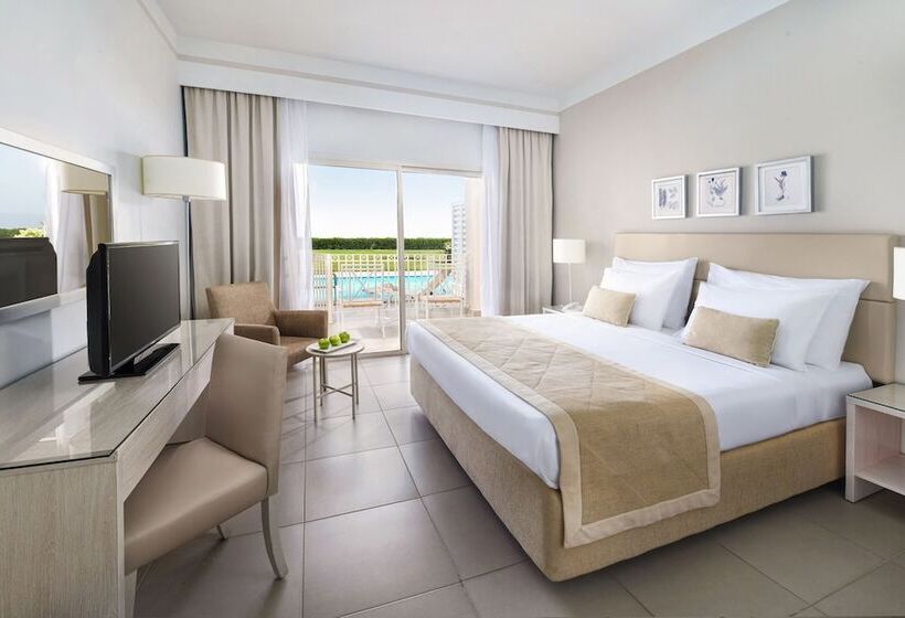 اتاق خانوادگی, Jaz Aquaviva