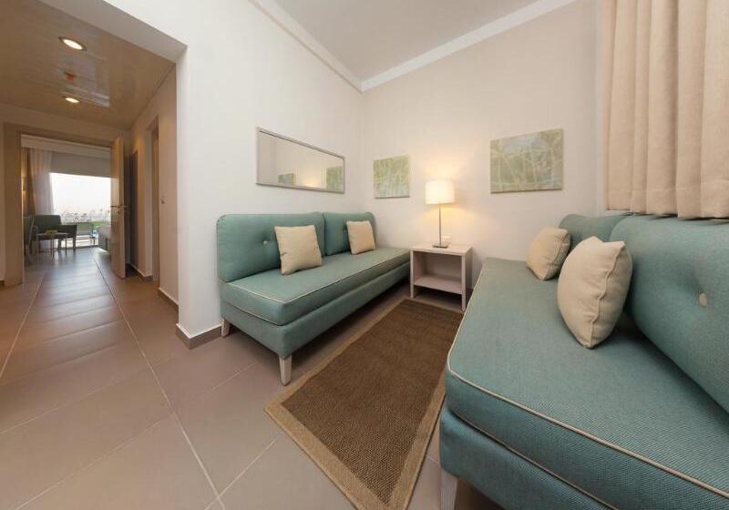 اتاق خانوادگی با چشم‌انداز استخر, Jaz Aquaviva