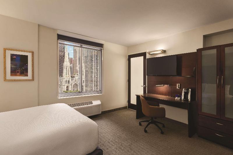 اتاق خانوادگی, Jaz Aquaviva