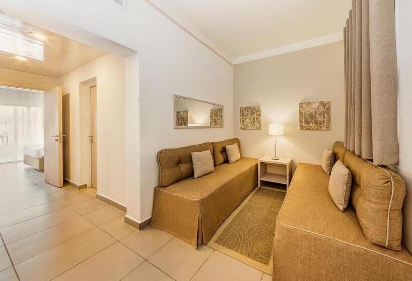 اتاق خانوادگی, Jaz Aquaviva