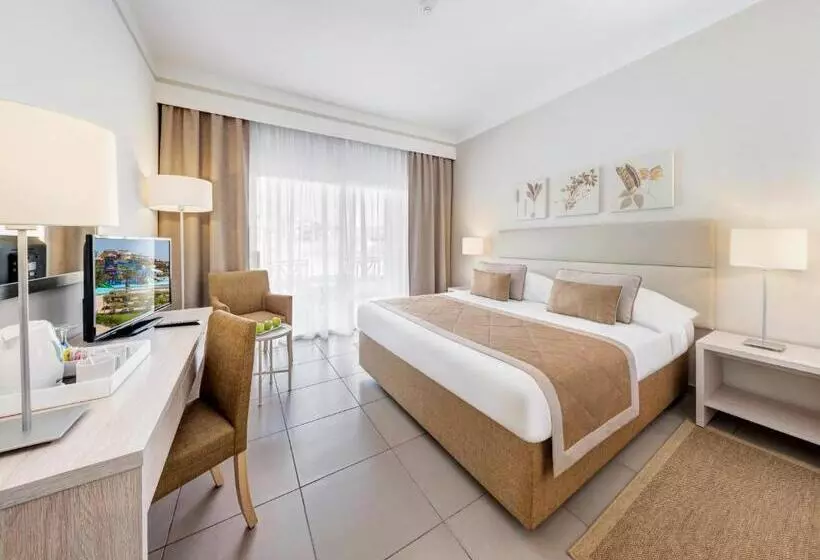 Deluxe Room Queen Bed