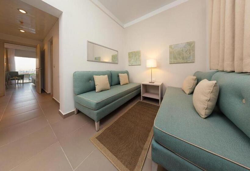 اتاق خانوادگی با چشم‌انداز استخر, Jaz Aquaviva