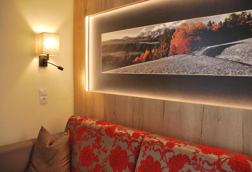 חדר סטנדרט לארבעה, Pariente