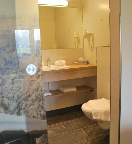 חדר סטנדרט לארבעה, Pariente