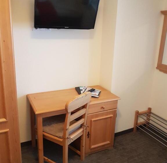 חדר סטנדרט יחיד, Pariente