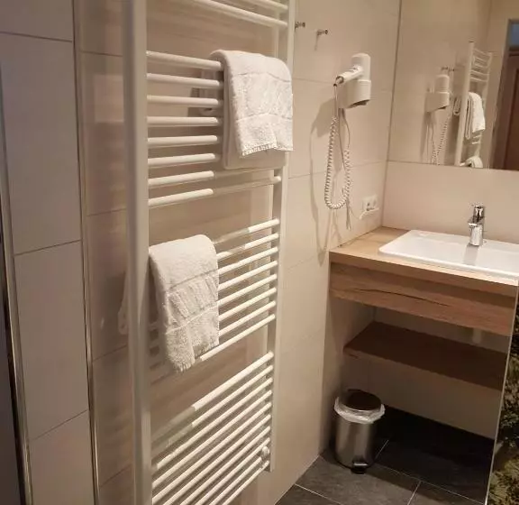 Cameră Standard Individuală, Pariente
