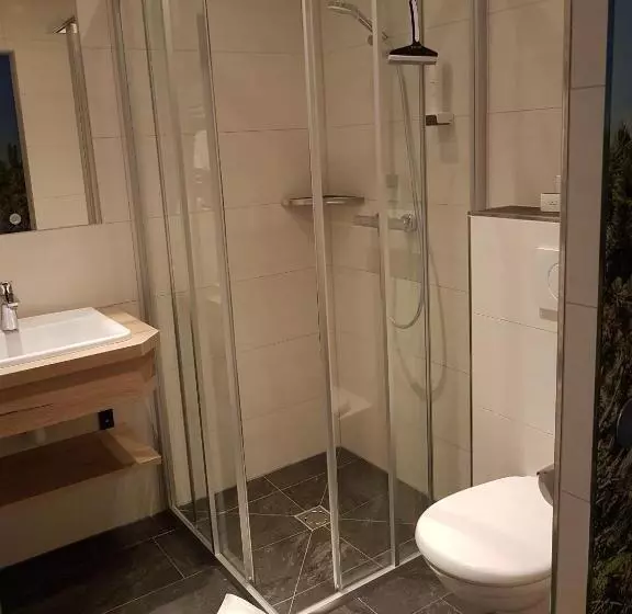 Cameră Standard Individuală, Pariente