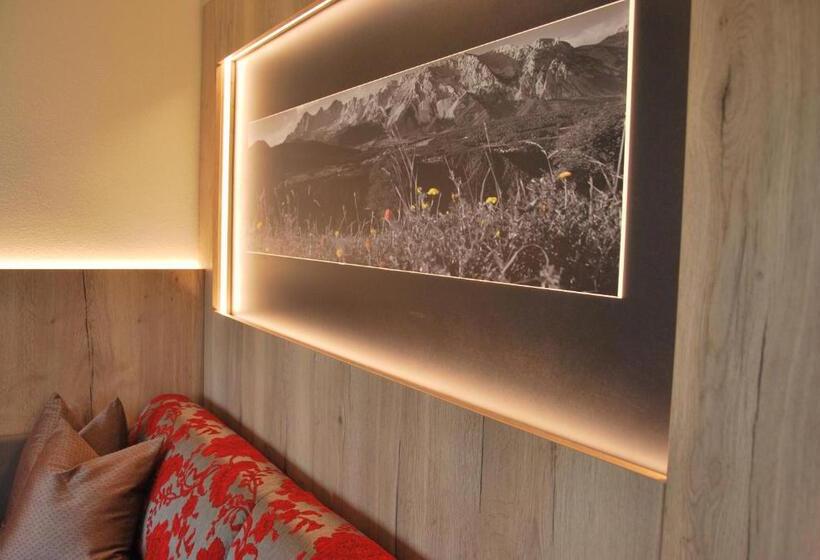 חדר סטנדרט לשלושה, Pariente