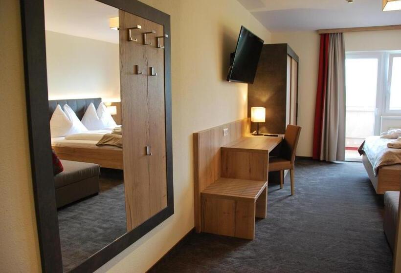 חדר סטנדרט לשלושה, Pariente