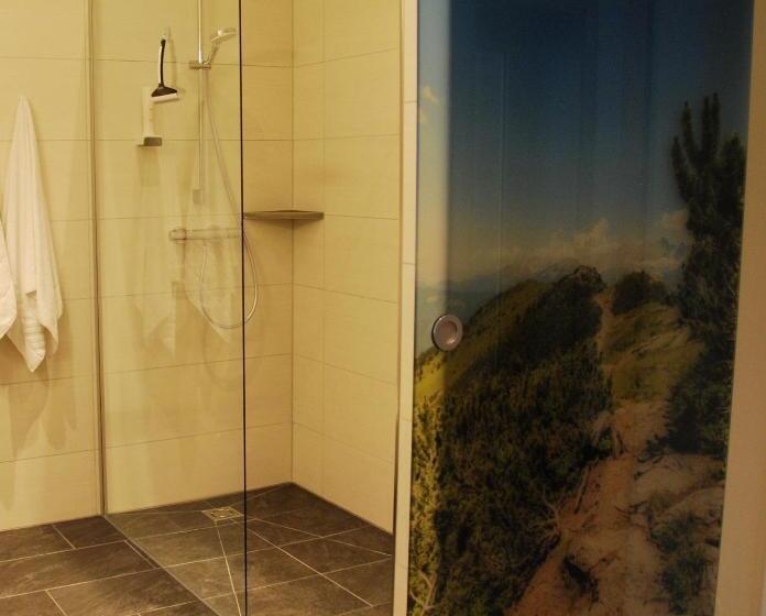 חדר סטנדרט לשלושה, Pariente