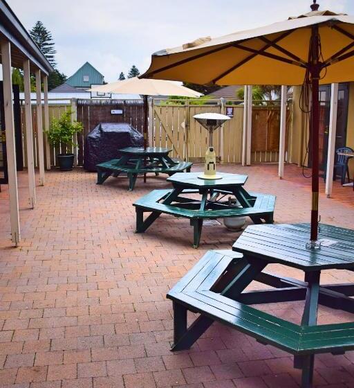 سرير فى غرفة مشتركه, The Prince Albert Backpackers & Bar