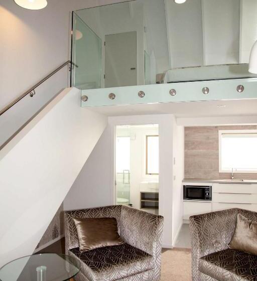 Superior Svit, Aria On Bank