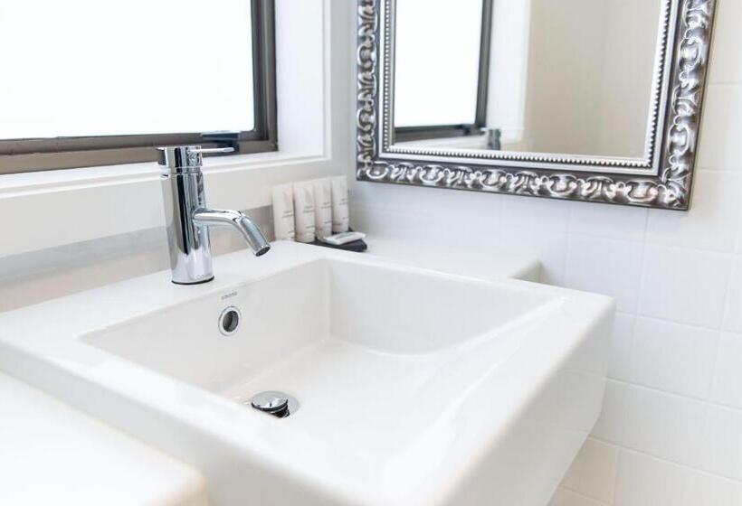 Superior Svit, Aria On Bank