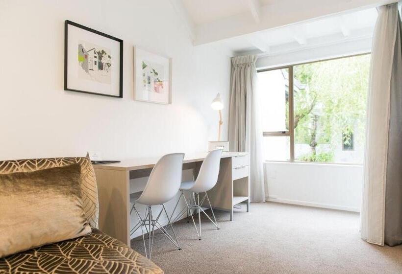 Superior Svit, Aria On Bank