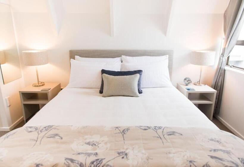 Superior Svit, Aria On Bank