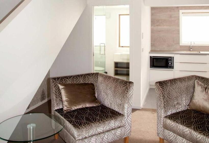 Superior Svit, Aria On Bank