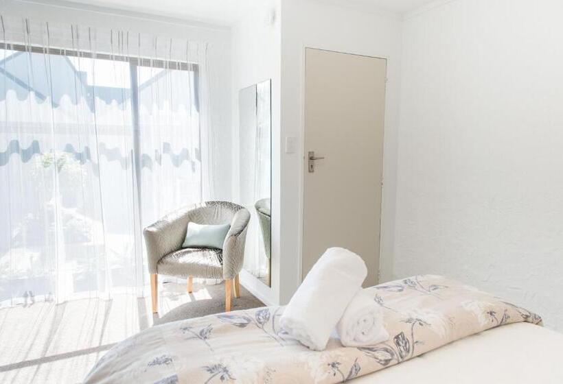 Standard Studio, Aria On Bank