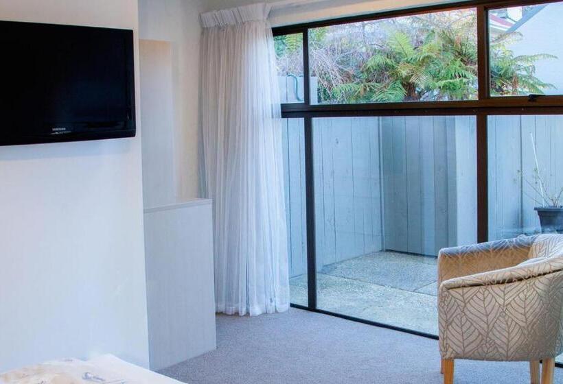 Standard Studio, Aria On Bank