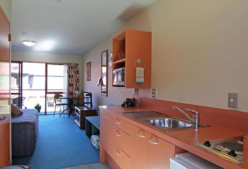 스탠다드 스튜디오, Aspen Lodge Motel