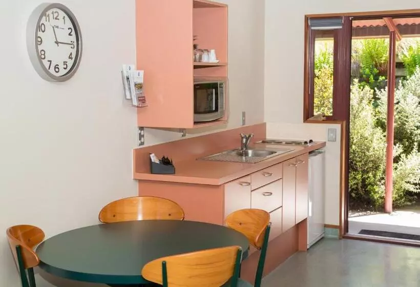 Standard-studio, Aspen Lodge Motel