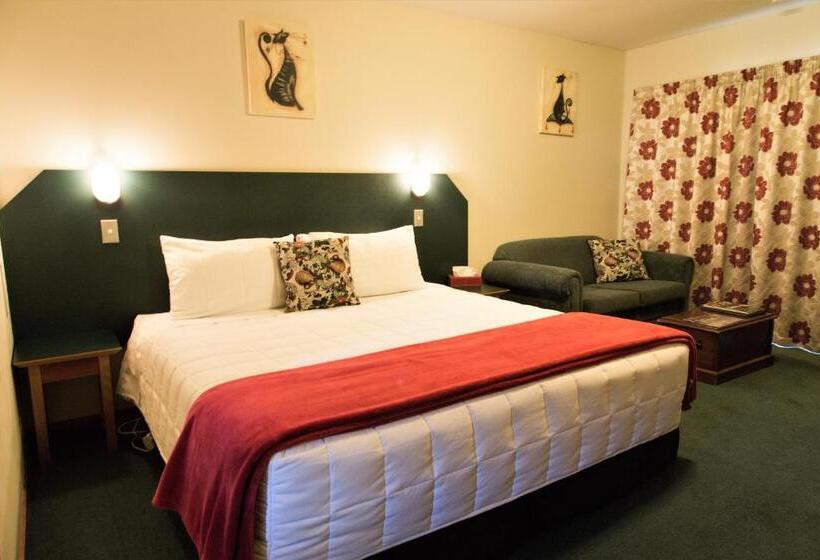 스탠다드 스튜디오, Aspen Lodge Motel