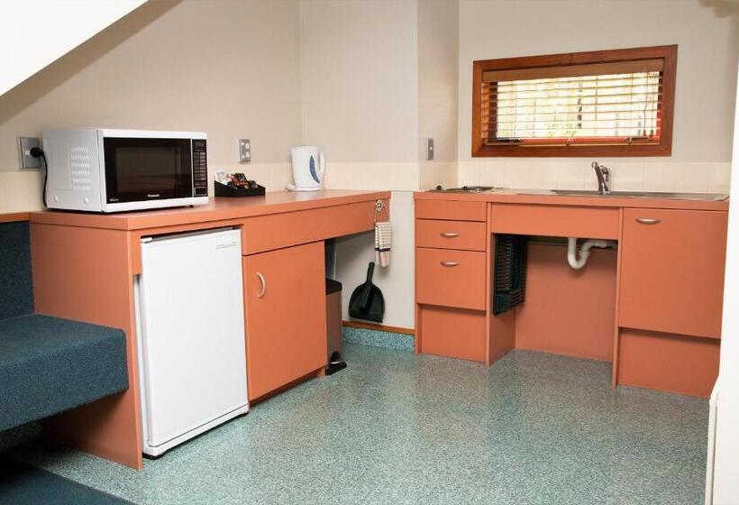 스탠다드 스튜디오, Aspen Lodge Motel