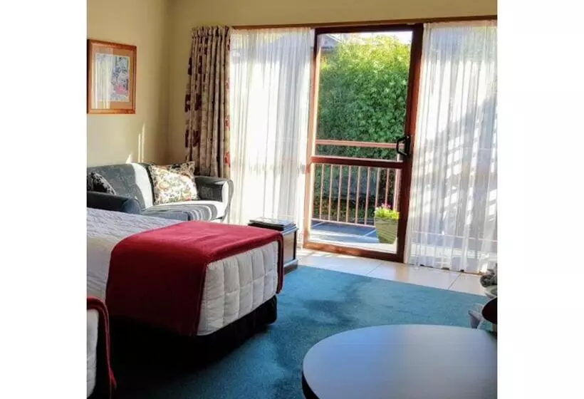 Standard-studio, Aspen Lodge Motel