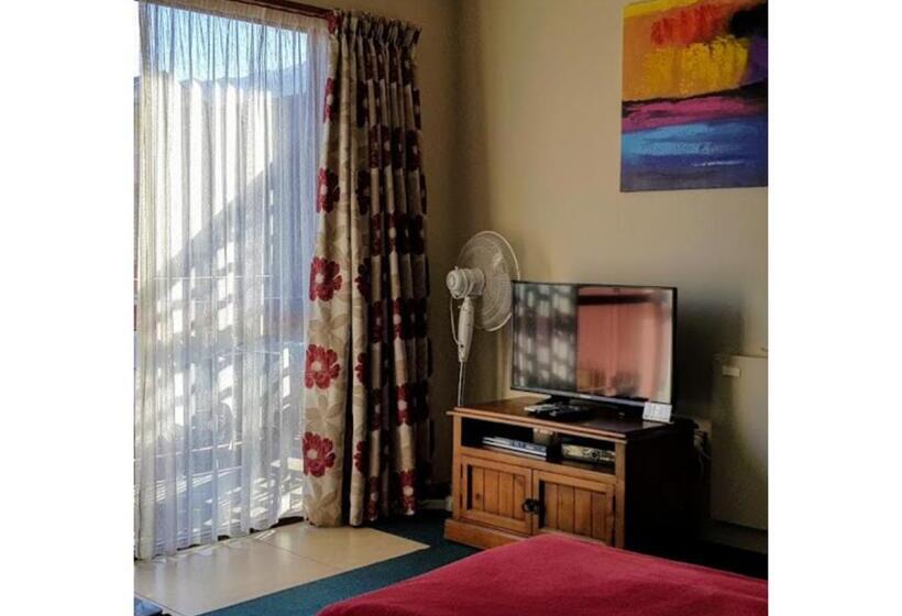 스탠다드 스튜디오, Aspen Lodge Motel