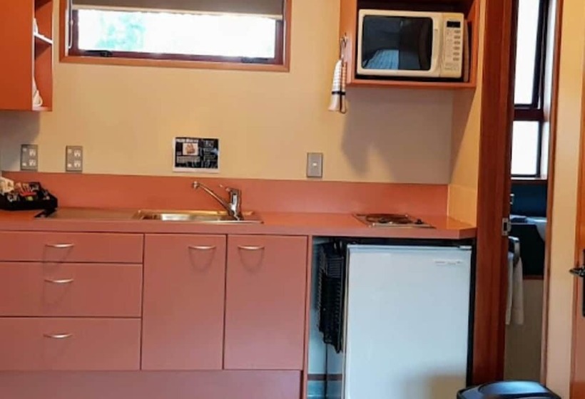 스탠다드 스튜디오, Aspen Lodge Motel