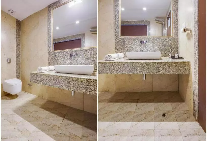 Deluxe Room with Hot Tub