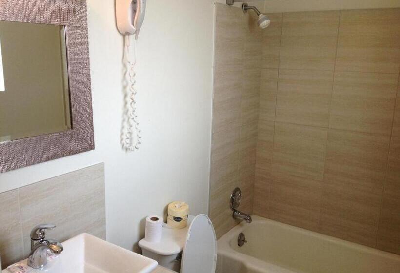 جناح مزود بجاكوزى, Rainbow Motor Inn  Fallsview