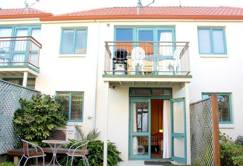 דירת שני חדרים, Les Troupes Apartments