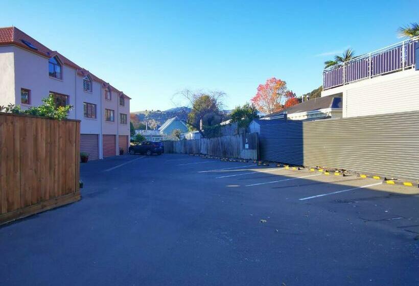 דירת שני חדרים, Les Troupes Apartments