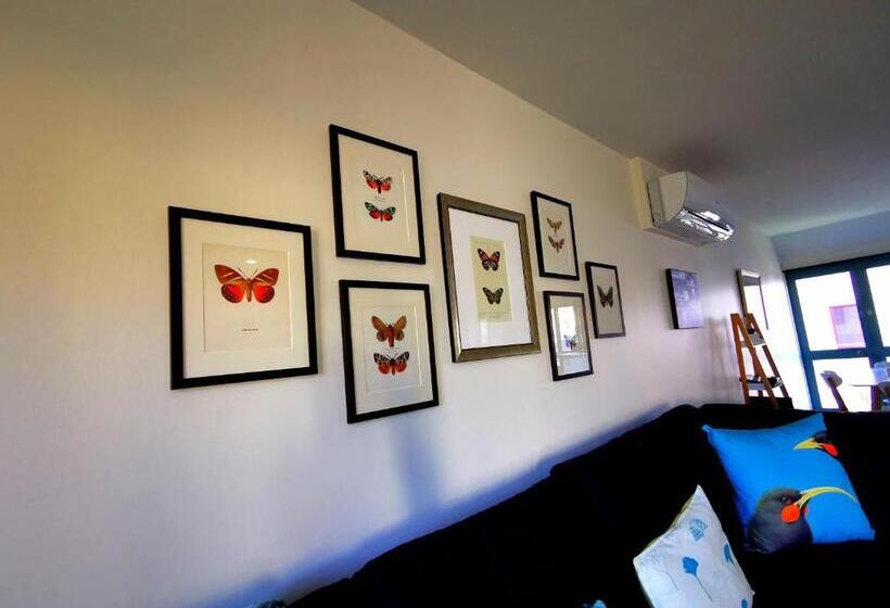 דירת שני חדרים, Les Troupes Apartments