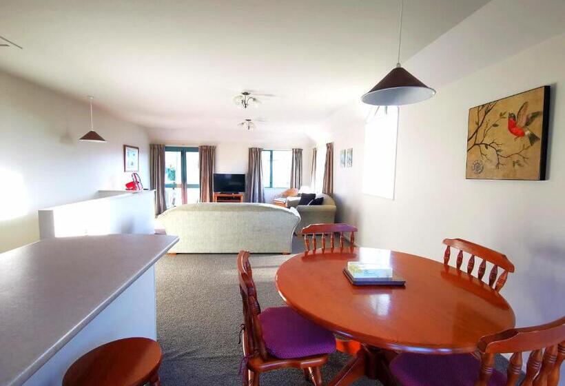 דירת שני חדרים, Les Troupes Apartments