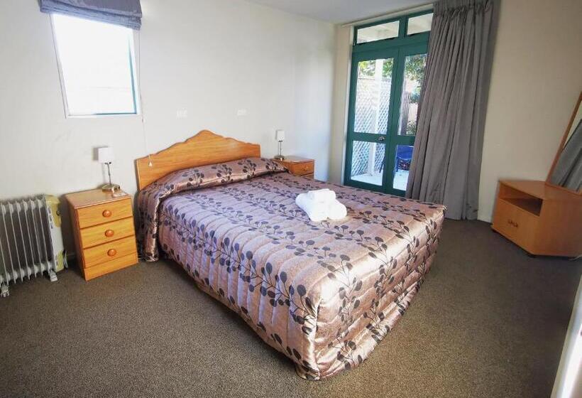 דירת שני חדרים, Les Troupes Apartments