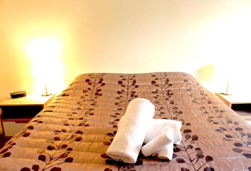 דירת שני חדרים, Les Troupes Apartments